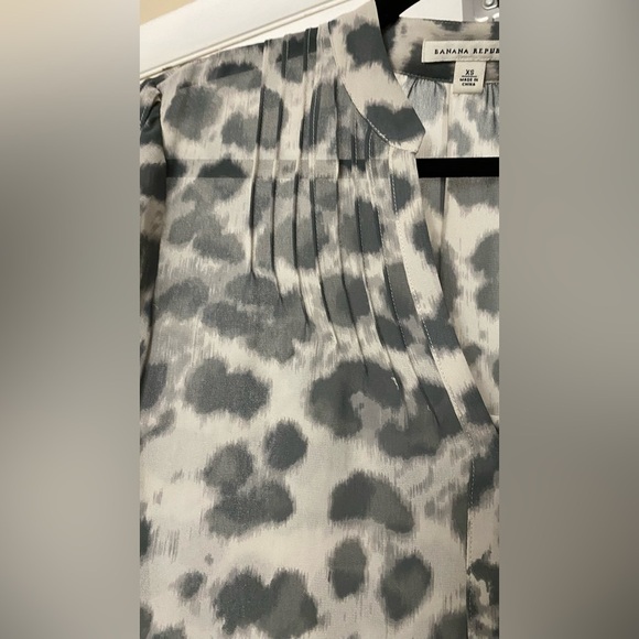 Banana Republic Animal Print Long Sleeve Sheer Button Down Blouse Size XS - Picture 2 of 8